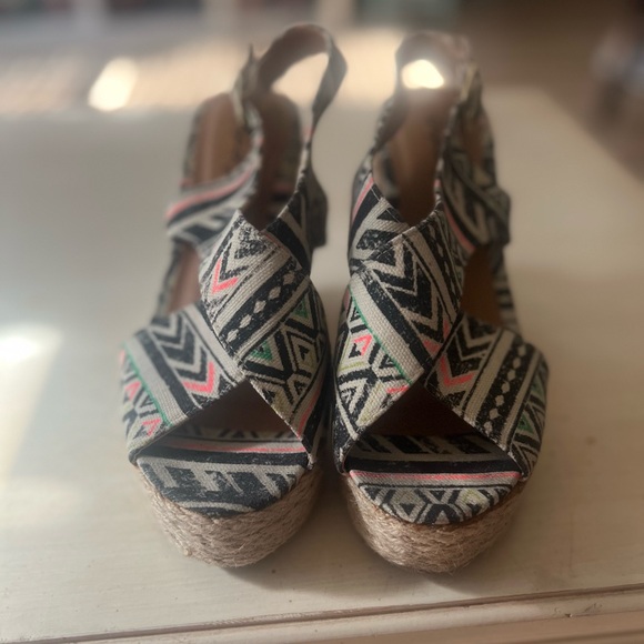 Women’s Aztec Print Wedges - Picture 2 of 3